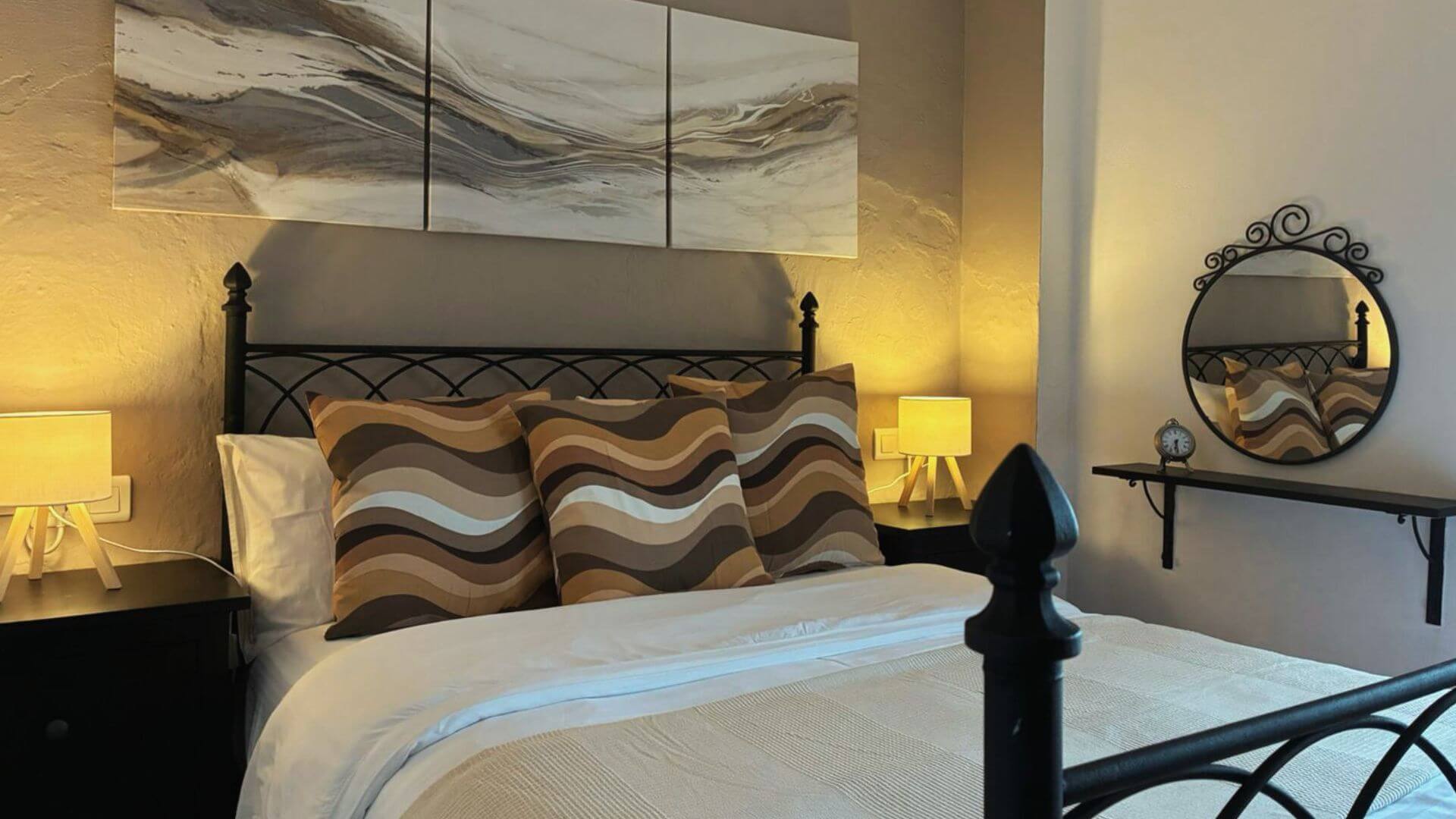 2026-02_Finca-Casa-de-ladera_Schlafzimmer-marron-1_1920