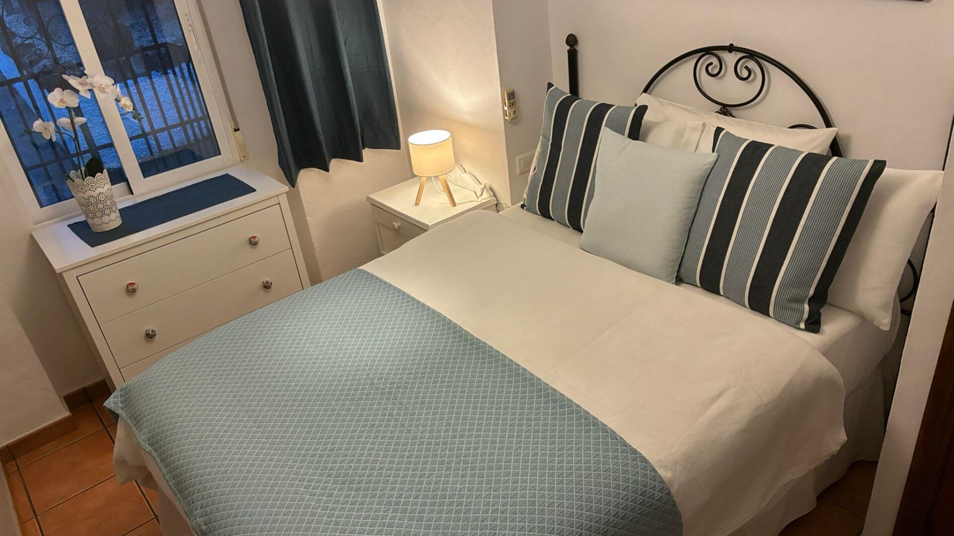 2026-02_Finca-Casa-de-ladera_schlafzimmer-azul-1_1920