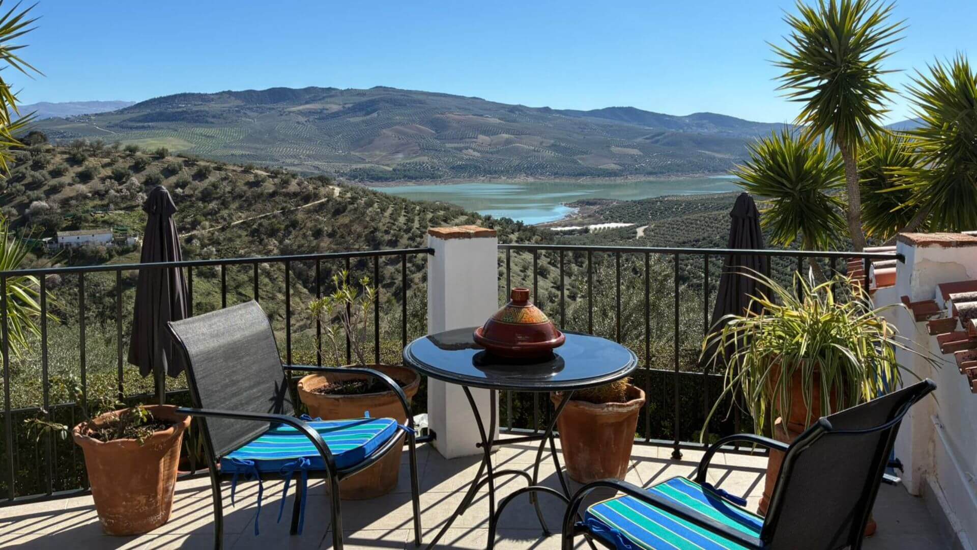 2026-02_Finca-Casa-de-ladera_sitzecke-hauptterrasse-1_1920