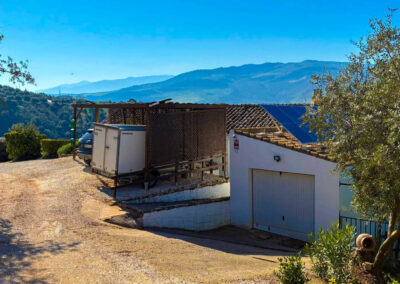 Einfahrt der Casa de Ladras mit Parkraum im hinteren Bereich