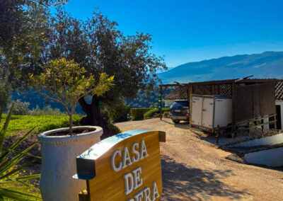 Einfahrt der Casa de Ladras mit Schild groß im Vordergrund und Parkraum im hinteren Bereich