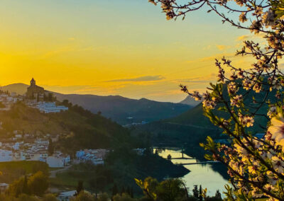 Blick nach Iznajar und dem Castillo auf dem Berg beim Sonnenuntergang