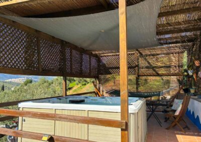Aufwendig überdachter Jacuzzi-Bereich
