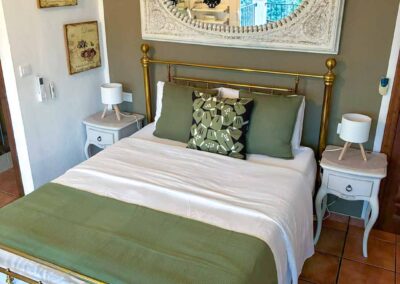 Schlafzimmer Olivo - Doppelbett mit Spiegel an der Wand