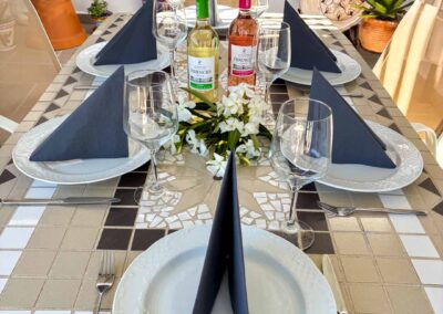 Gedeckter Tisch - Essbereich auf der Hauptterrasse