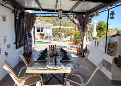 Essbereich der Hauptterrasse mit Blick zum Pool