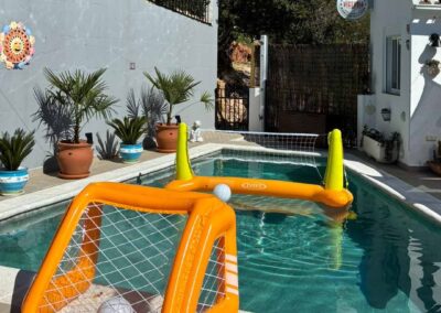 Pool mit Volleyball-Netz und Wasserball-Tor