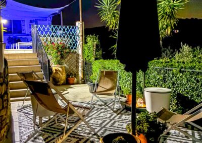 Sonnenterrasse am Abend mit Blick zur Hauptterrasse